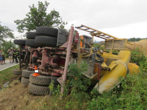 Nehoda nákladního automobilu s domíchávačem u Čejkovic.