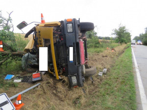 Nehoda nákladního automobilu s domíchávačem u Čejkovic.