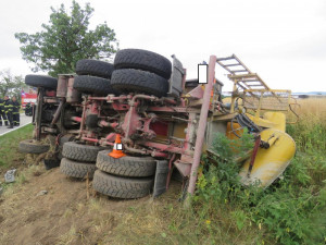 U Čejkovic se převrátilo nákladní auto s betonem