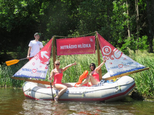 Posádka Hitrádia Faktor v červenci brázdí „nejslavnější vodáckou dálnici" a jako pobřežní hlídka se stará o zábavu, bezpečnost i občerstvení.