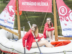 Posádka Hitrádia Faktor v červenci brázdí „nejslavnější vodáckou dálnici" a jako pobřežní hlídka se stará o zábavu, bezpečnost i občerstvení.