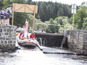 Posádka Hitrádia Faktor v červenci brázdí „nejslavnější vodáckou dálnici" a jako pobřežní hlídka se stará o zábavu, bezpečnost i občerstvení.
