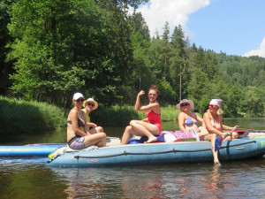 Posádka Hitrádia Faktor v červenci brázdí „nejslavnější vodáckou dálnici" a jako pobřežní hlídka se stará o zábavu, bezpečnost i občerstvení.