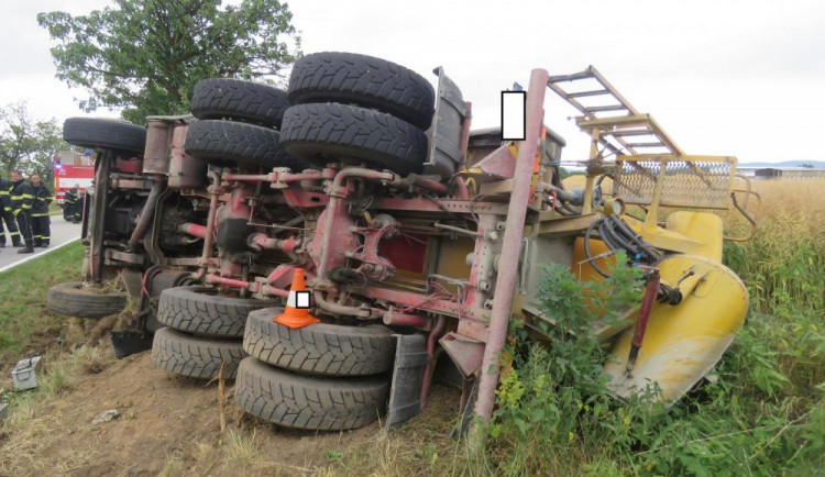 Nehoda nákladního automobilu s domíchávačem u Čejkovic.