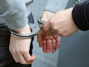 Přepadl seniora za bílého dne v centru Budějc. Z lupu se ale dlouho neradoval, policisté ho lapili