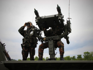 Maďarští vojáci procvičují zachytávání cílů s protiletadlovým kompletem MISTRAL