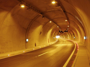 Jsou tunely pro řidiče nebezpečné? Pětina řidičů při průjezdu tunelem zápasí s úzkostí