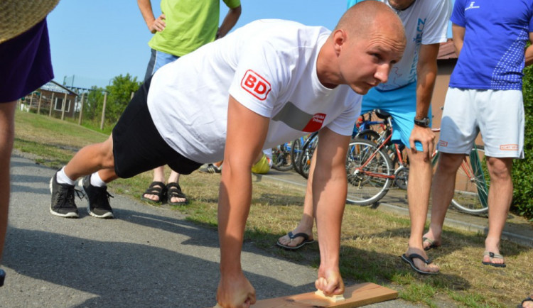 Stání na kloubnících je specialita Yauwais Cupu. V roce 2015 hrál i tým Budějcké Drbny