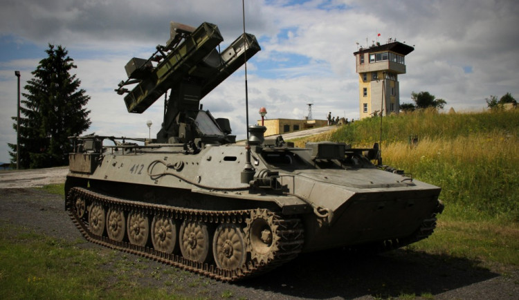 Během prvního týdne cvičení probíhají také nácviky na bojové střelby. Na snímku protiletadlový raketový komplet S-10M během nácviku na střelnici Březina