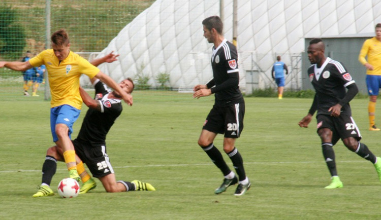 Budějovická trojice Jindřich Kadula, Petr Javorek a Elvis Mashite zastavuje akci Benešova