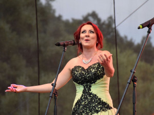 Janě Šrejma Kačírkové a jejím hostům aplaudovala ve stoje tisícovka návštěvníků sobotního vidovského koncertu