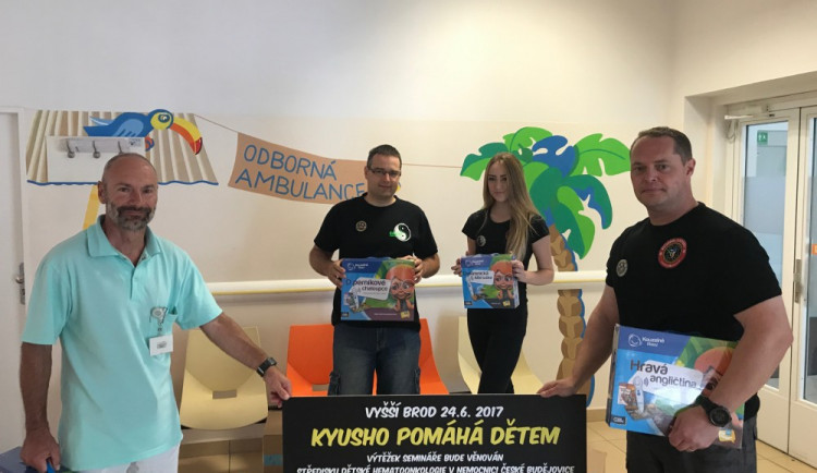 Dar v podobě elektronických Albi tužek předali v úterý 18. července zástupci oddílu Kyusho Vyšší Brod dětskému oddělení Nemocnice České Budějovice.