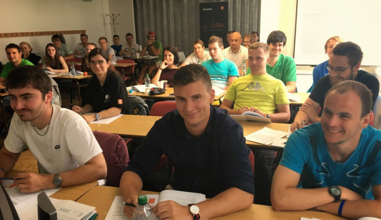 Letní univerzity se účastní 38 studentek a studentů z pěti českých vysokých škol.