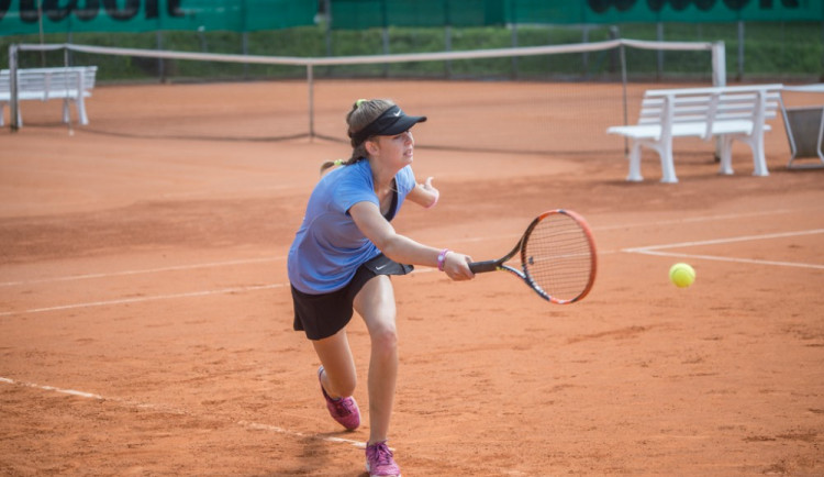 Budějcké mladé tenistky sbíraly na našlapaném turnaji zkušenosti
