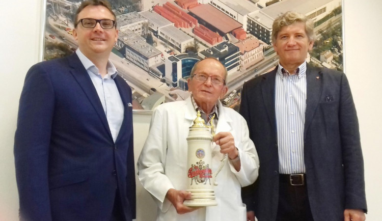 Janu Šavelovi pogratulovali současný ředitel Petr Dvořák i bývalý ředitel pivovaru Jiří Boček (vpravo).