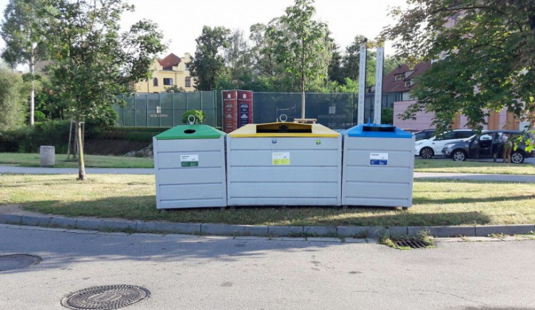 Náhradní kontejnery, za uzavřené podzemní na Piaristickém náměstí, jsou na slepém rameni