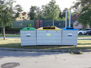 Náhradní kontejnery, za uzavřené podzemní na Piaristickém náměstí, jsou na slepém rameni