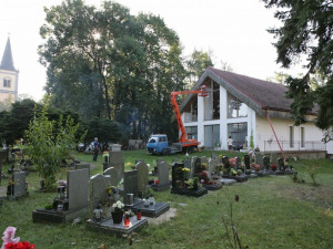 Volyňská hřbitovní galerie Na shledanou vyrábět a prodávat ochranné fólie se siluetami dravců.