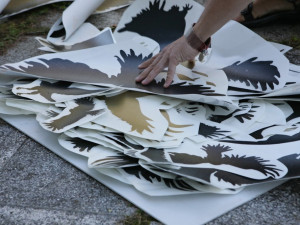 Volyňská hřbitovní galerie Na shledanou vyrábět a prodávat ochranné fólie se siluetami dravců.