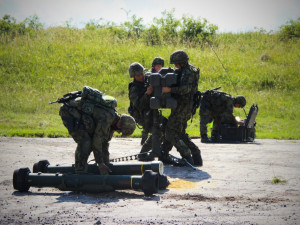 Čeští vojáci připravují protiletadlový raketový komplet RBS-70 na palebné čáře.