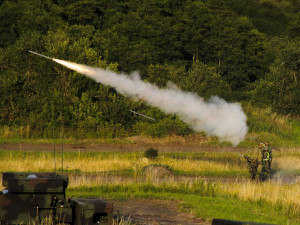 Čeští vojáci při střelbě z protiletadlových raketových kompletů S-2M.