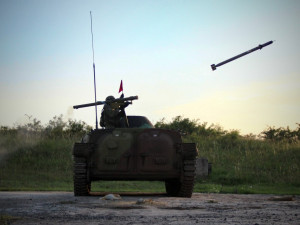 Slovenští vojáci stříleli z protiletadlových raketových kompletů IGLA.