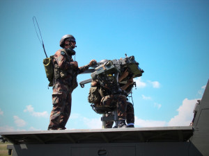 Maďarští vojáci se zapojili s protiletadlovým raketovým systémem MISTRAL.