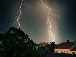 Během dne hrozí silné bouřky, výstraha platí do půlnoci