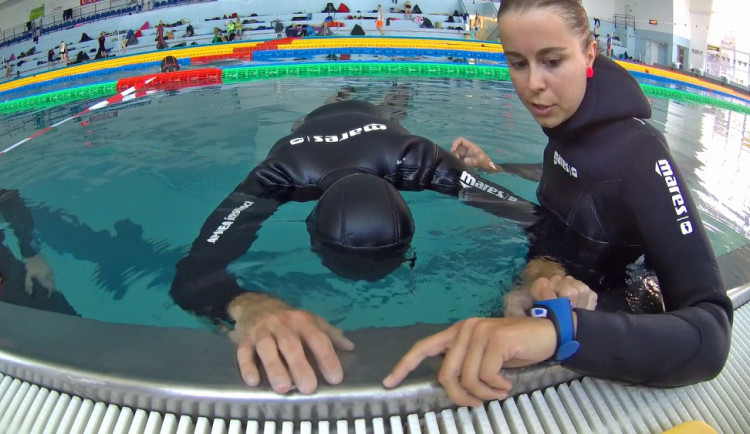 Radek Dvořák z Českých Budějovic je vicemistrem republiky ve freedivingu, v disciplíně statická apnoe.