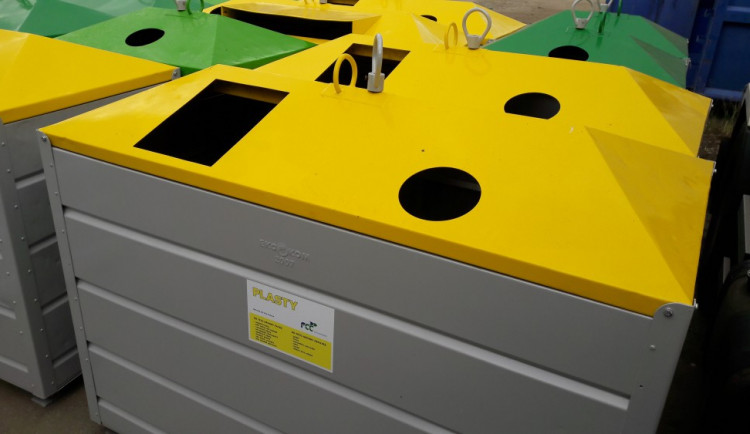 Kontejnery na plasty s většími otvory.