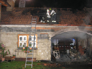 Střechu za půl milionu korun zničil noční požár v Babicích