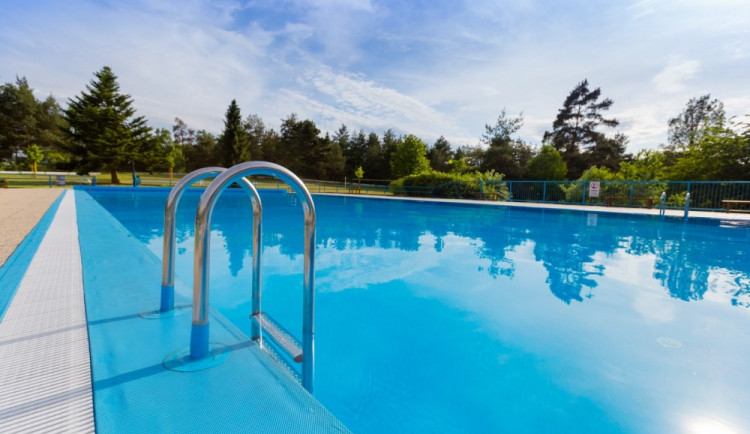 Sportovní areál a koupaliště Zvíkovské Podhradí.