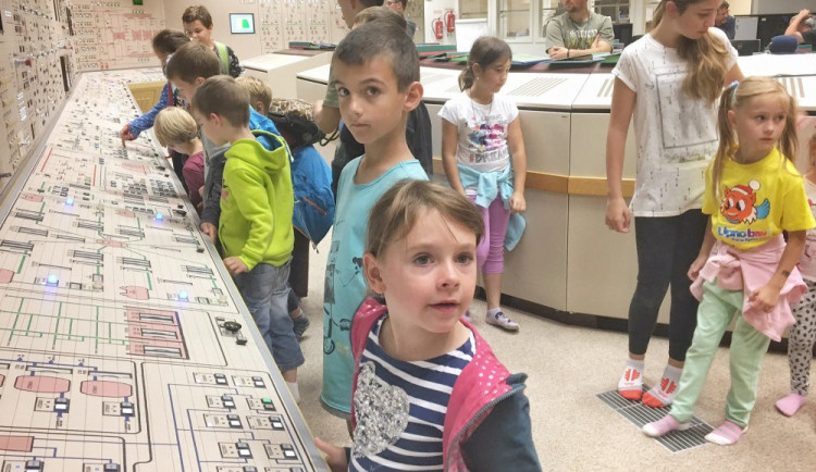 Děti si na simulátoru vyzkoušely odstavit reaktor.