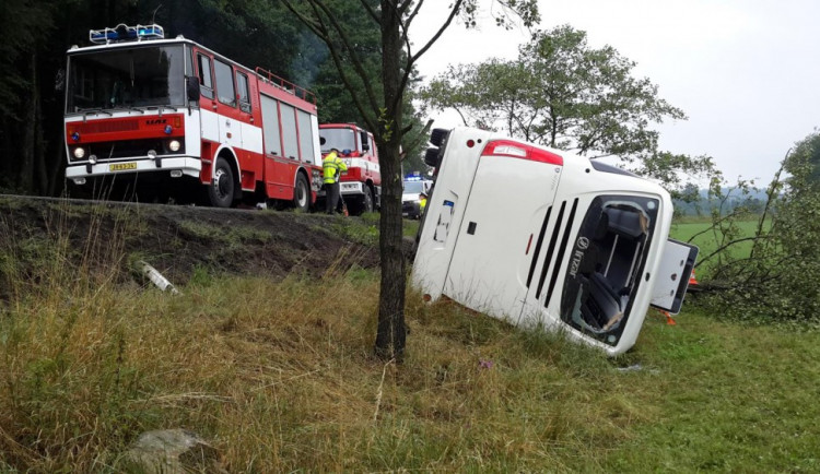 Autobus plný cizinců havaroval u Horního Bolíkova. Několik cestujících bylo lehce zraněno