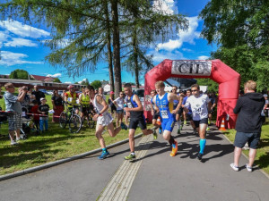 KAM ZA SPORTEM: Tábor hostí triatlonovou špičku, v pondělí hraje Dynamo