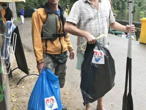 Vodáci se do úklidu řeky aktivně zapojili.