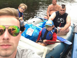 Vodáci se do úklidu řeky aktivně zapojili.