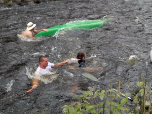 Záchranář Jedu vodu Martin Pöschl při práci.