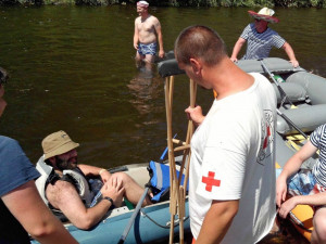 Záchranář Jedu vodu Martin Pöschl při práci.