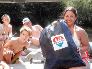 Vodáci se do úklidu řeky aktivně zapojili.