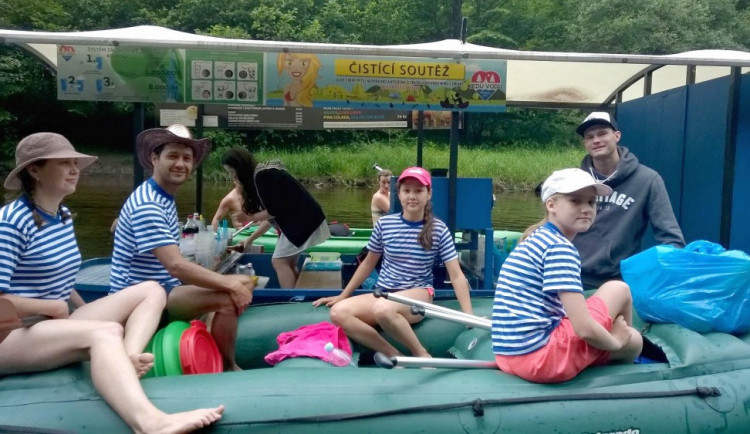 Vodáci se do úklidu řeky aktivně zapojili.