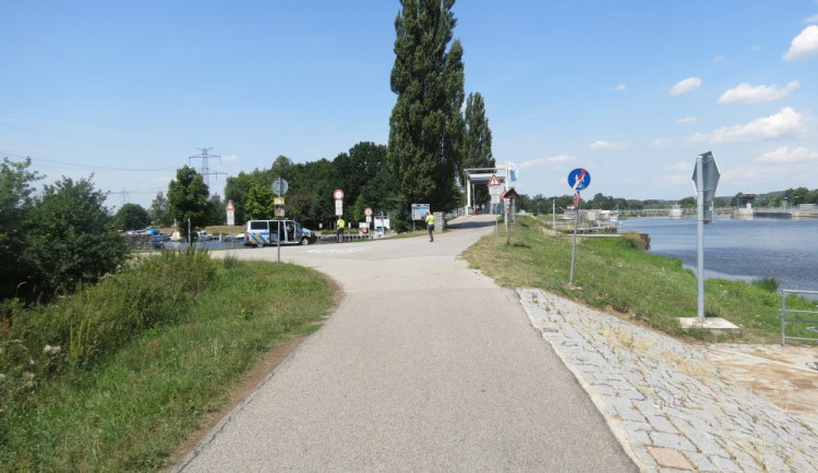 Na křížení cyklostezky číslo 12 a místní komunikace v městské části České Vrbné, u plavebního kanálu, se srazil cykliusta s bruslařkou.
