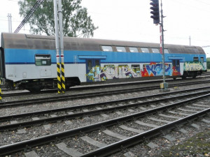 Vandal posprejoval odstavení vagón ve stanici Rybník u Dolního Dvořiště.