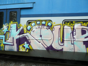 Vandal posprejoval odstavení vagón ve stanici Rybník u Dolního Dvořiště.