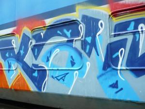 Vandal posprejoval odstavení vagón ve stanici Rybník u Dolního Dvořiště.