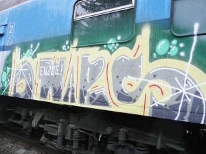 Vandal posprejoval odstavení vagón ve stanici Rybník u Dolního Dvořiště.