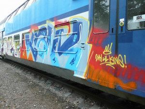 Vandal posprejoval odstavený vagón ve stanici Rybník u Dolního Dvořiště