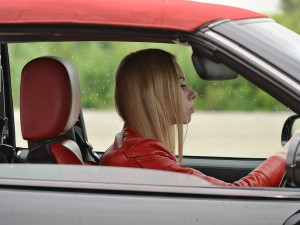 Jen dvanáct procent řidičů se považuje za průměrné či slabé. Ženy a mladší šoféři jsou sebekritičtější