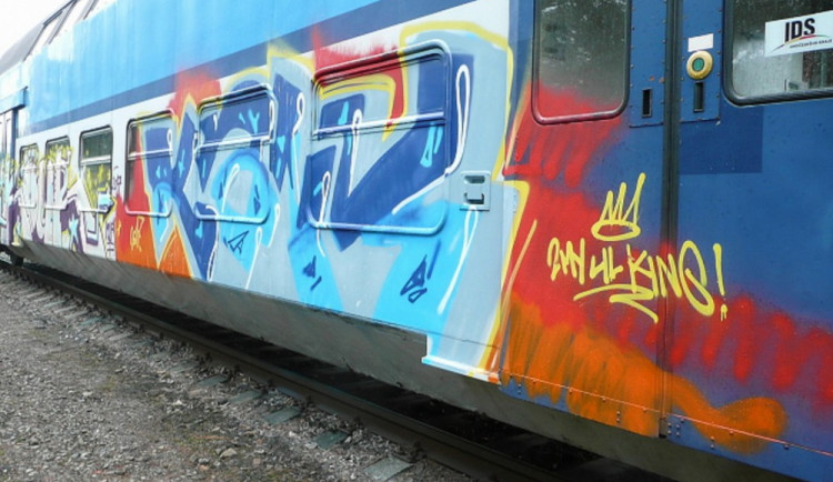 Vandal posprejoval odstavení vagón ve stanici Rybník u Dolního Dvořiště.