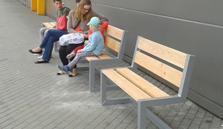 Nové lavičky u Mercury v Českých Budějovicích.